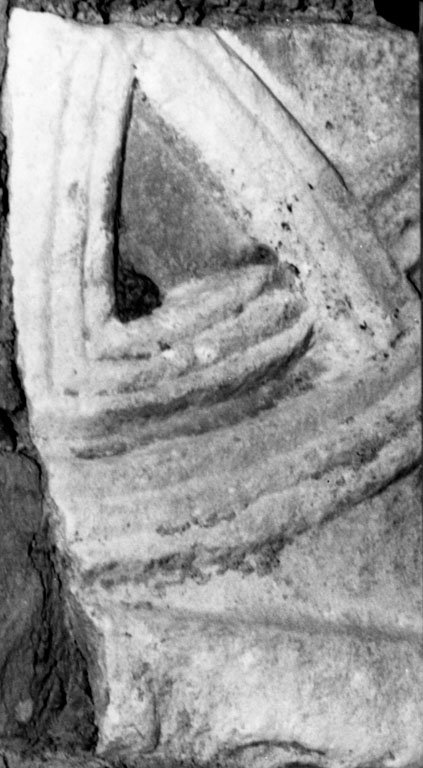 Decorazione a motivi geometrici (rilievo, frammento) - ambito romano (prima met&
